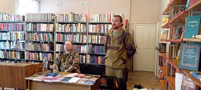Алексей Шорохов выступает перед читателями в Библиотеке для юношества (г. Горловка, ДНР)
